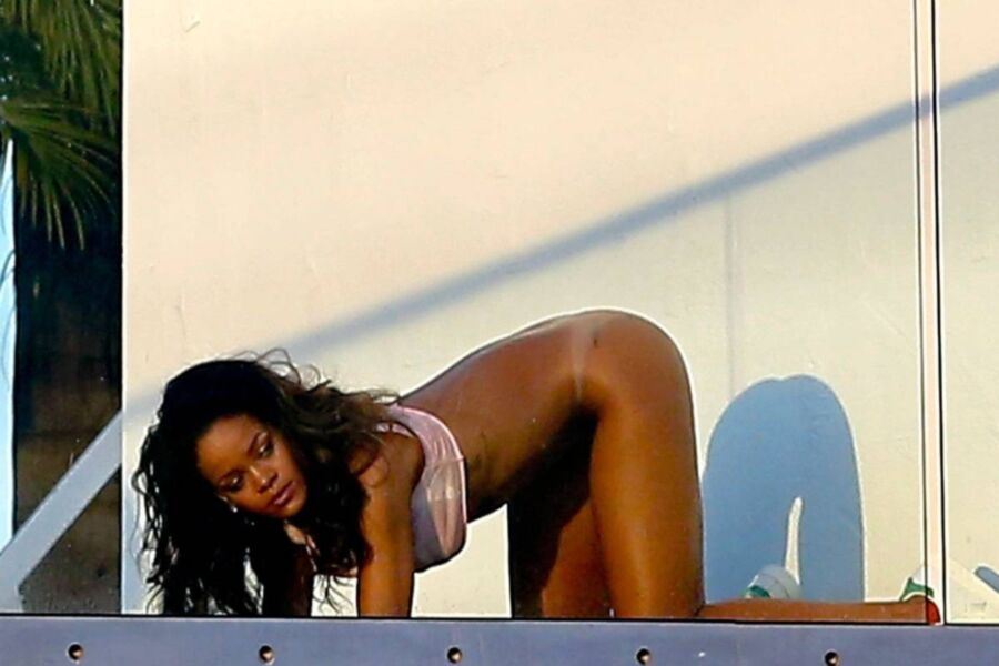 Request: Rihannas pussy  - Suche Bilder von Rihannas pussy