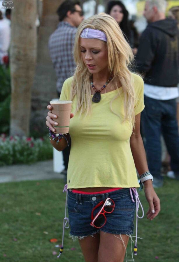 ¡QUIERO FOLLAR A TARA REID MIENTRAS SU PAPÁ MIRA Y SE PAJA!