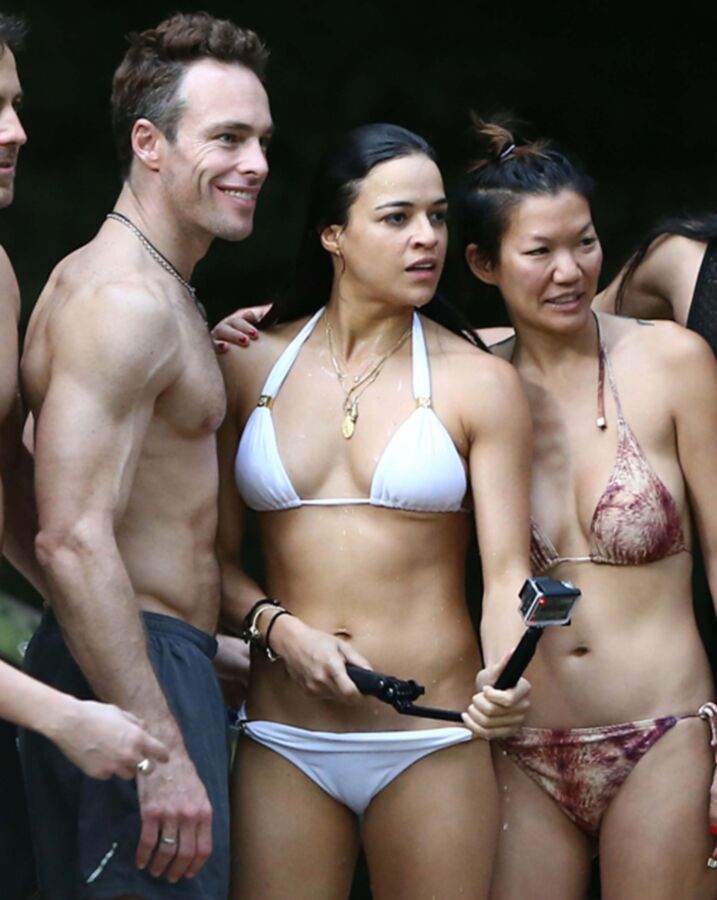 Michelle Rodriguez en bikini Cameltoe au Mexique