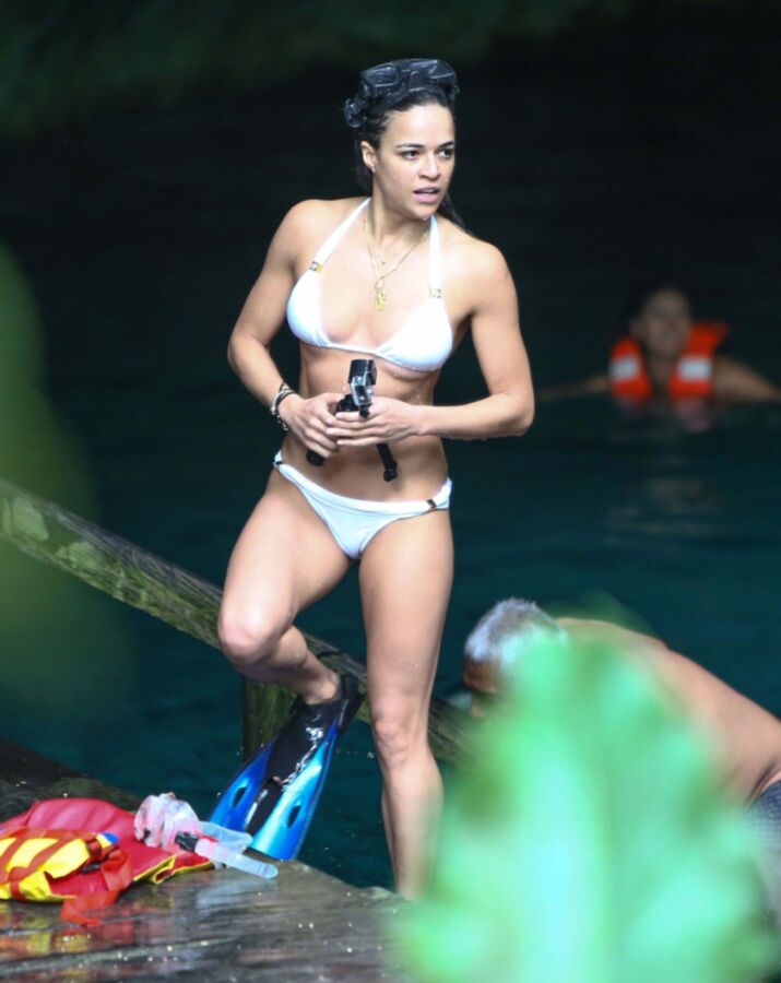 Michelle Rodriguez en bikini Cameltoe au Mexique