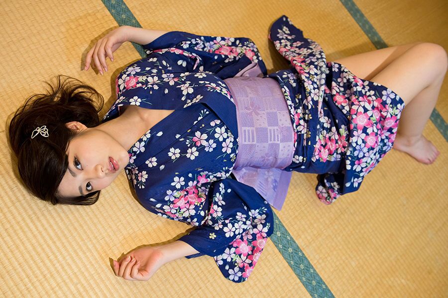 MEET YUMI KAWATSUKI IN KIMONO