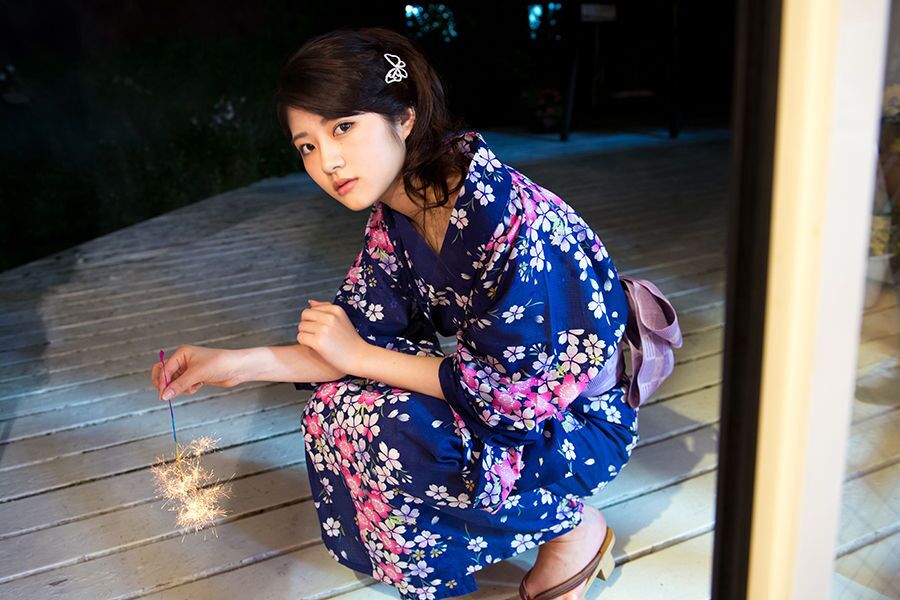 MEET YUMI KAWATSUKI IN KIMONO