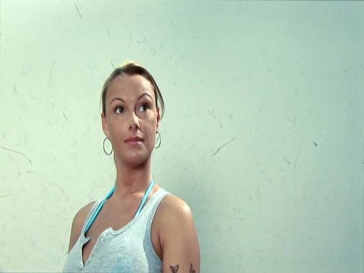 Mandee Capone, nena de raquetbol en topless en Bazookas The Movie