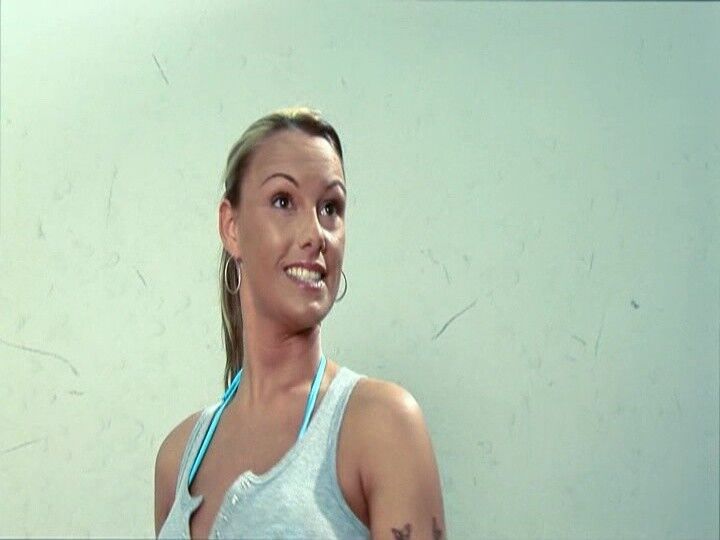 Mandee Capone, nena de raquetbol en topless en Bazookas The Movie