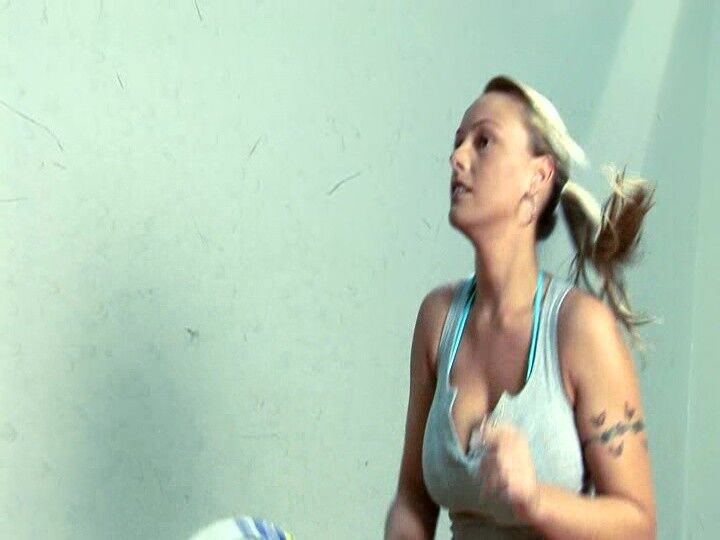 Mandee Capone, nena de raquetbol en topless en Bazookas The Movie