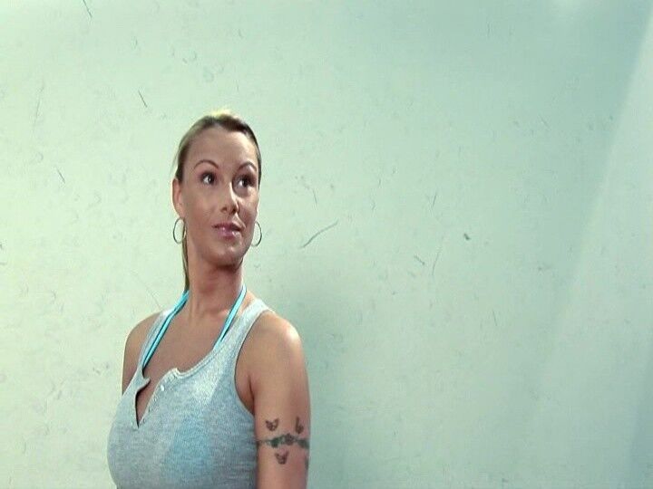 Mandee Capone, nena de raquetbol en topless en Bazookas The Movie