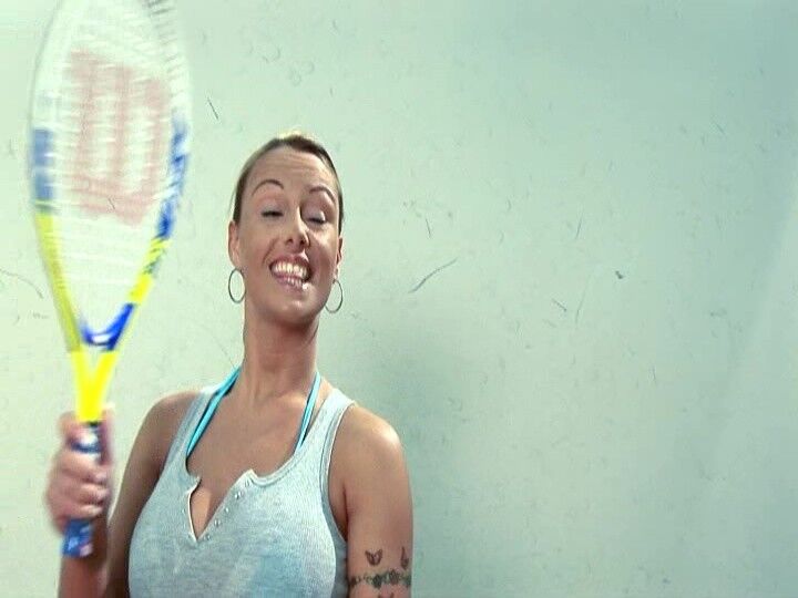 Mandee Capone, nena de raquetbol en topless en Bazookas The Movie