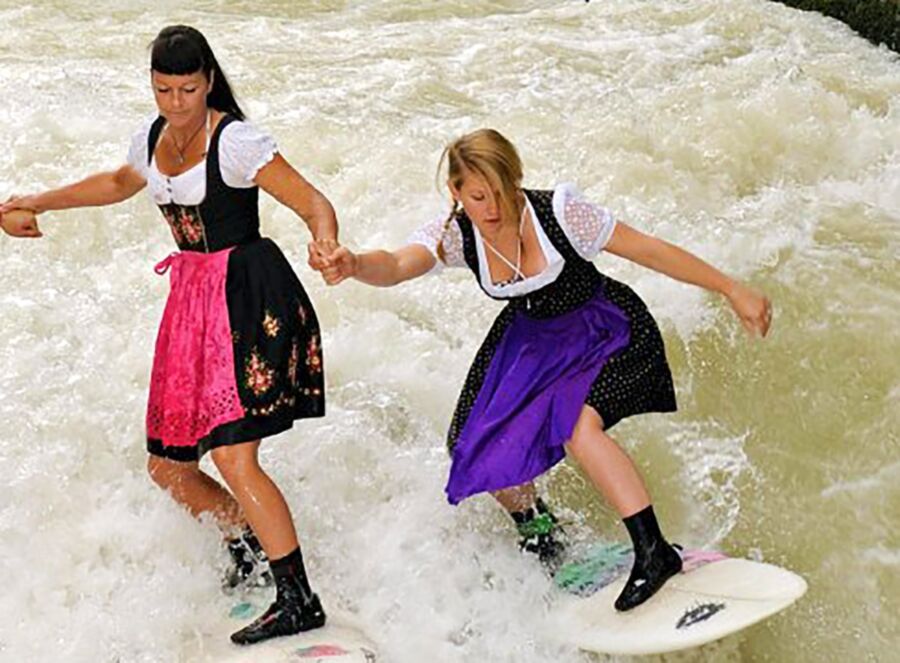 Fesche Madln im Dirndl zum Hundertdreizehnt`n