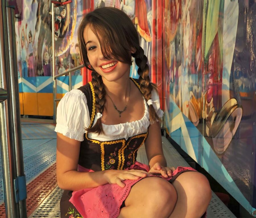 Fesche Madln im Dirndl zum Hundertdreizehnt`n