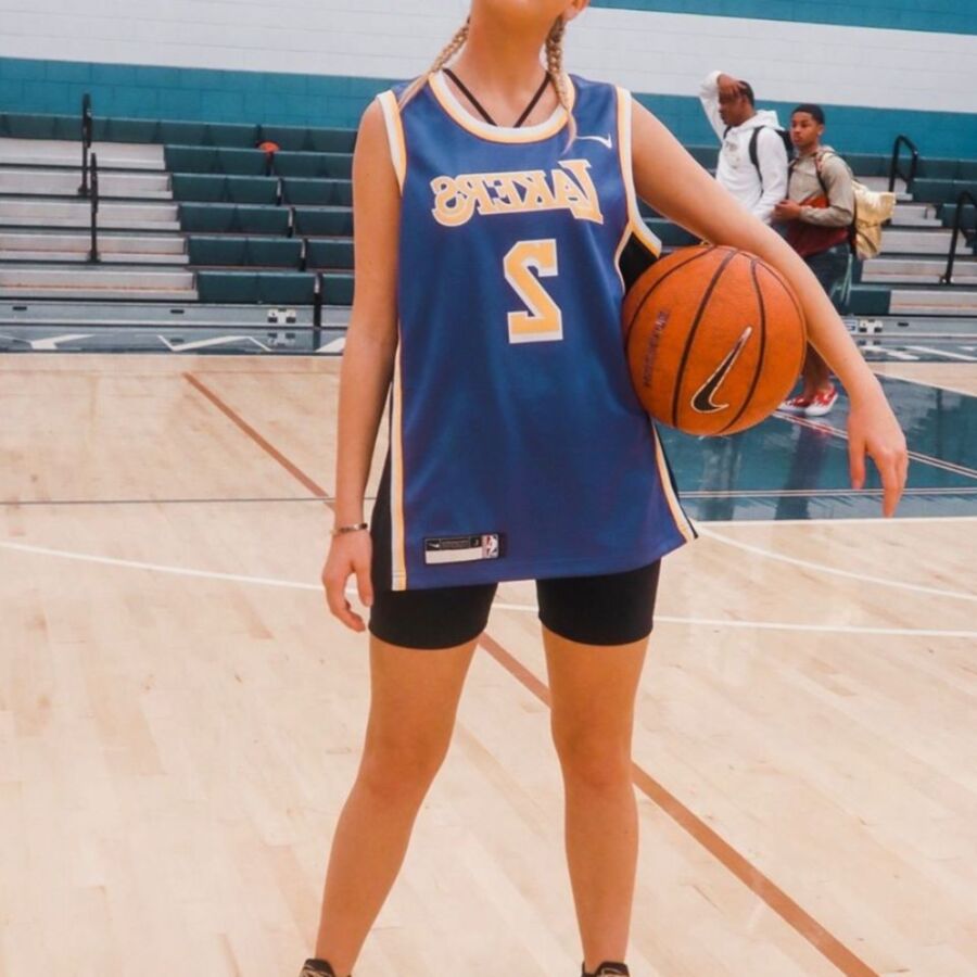 Jordyn Jones joue au basket