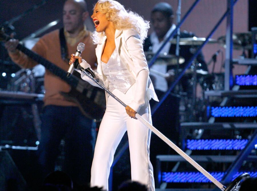 Christina Aguilera vuelve al concierto básico