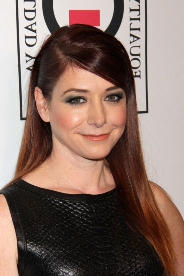 Alyson Hannigan sexy en cuir moulant