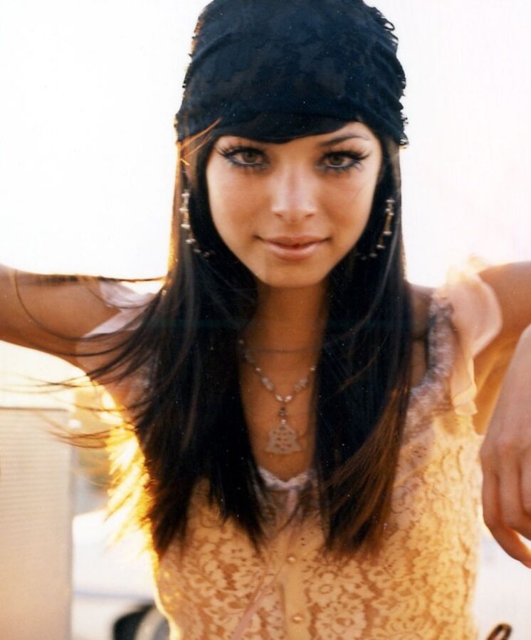 Kristin Kreuk / Canadian Actress #