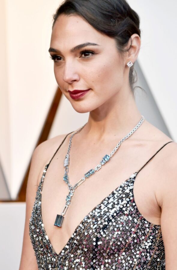 No tits, no brain: Gal Gadot braucht es hart