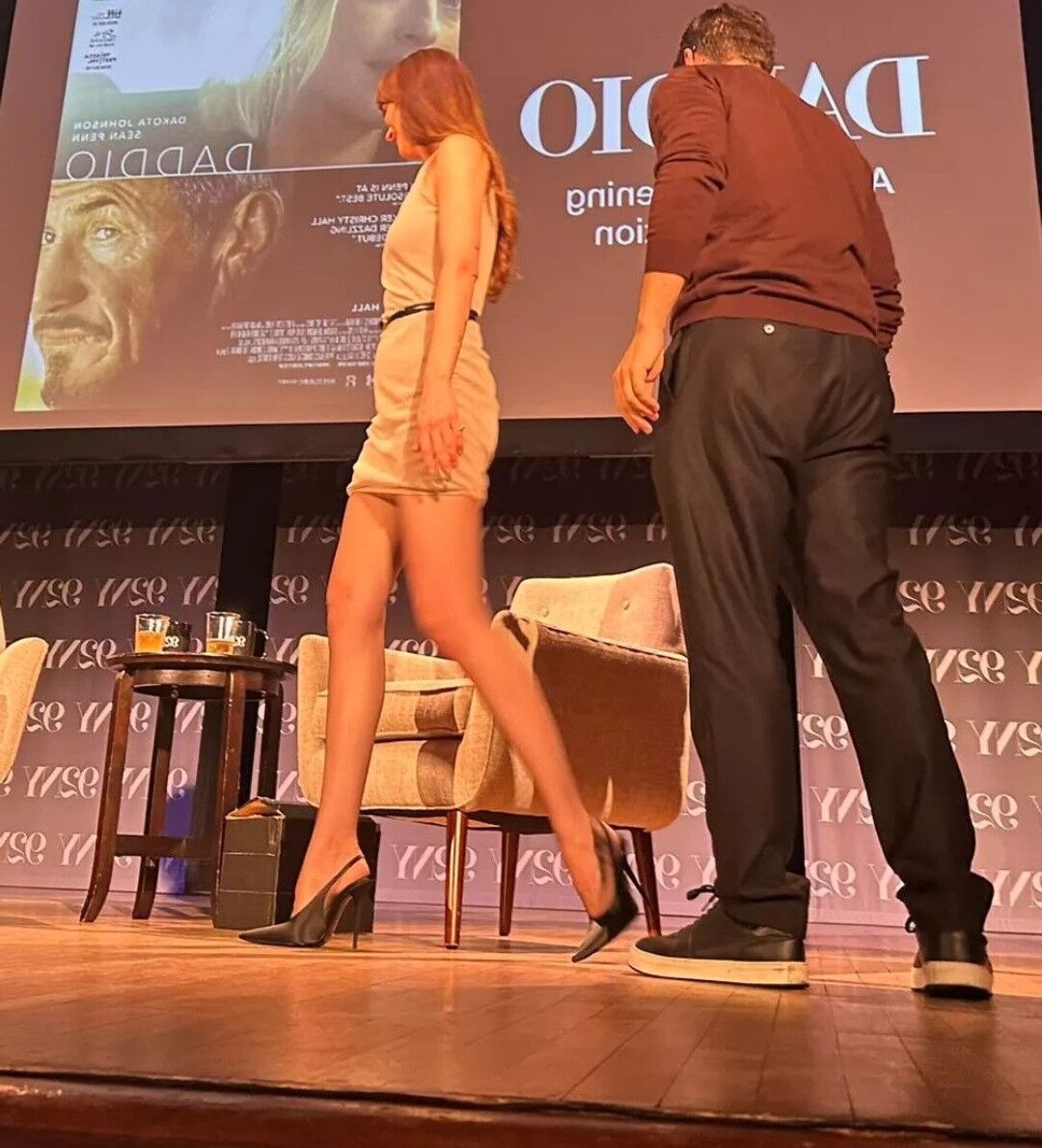 Dakota Johnson em meia-calça e salto alto em Daddio QandAs