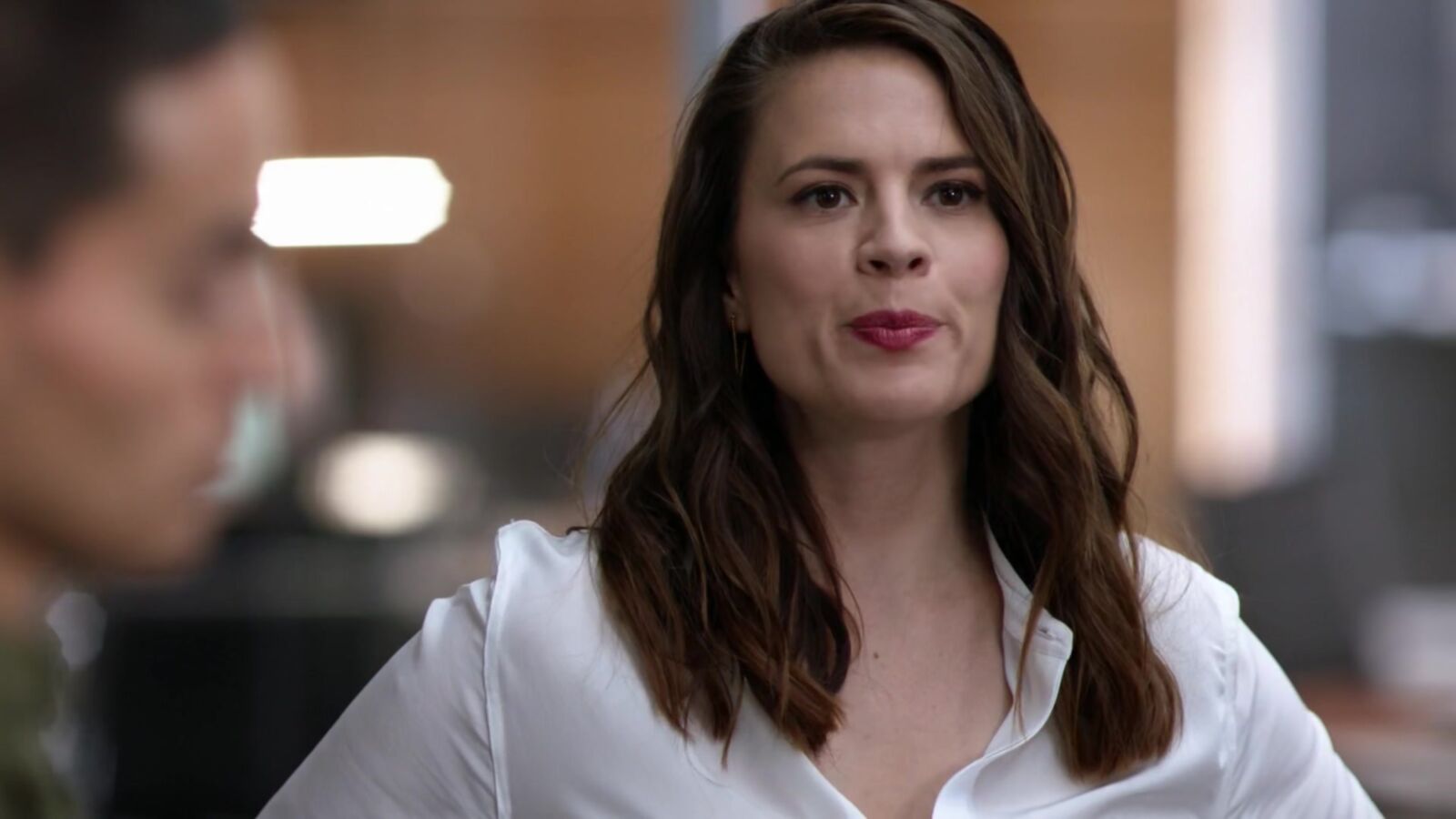 Hayley Atwell - Photos de chemises serrées