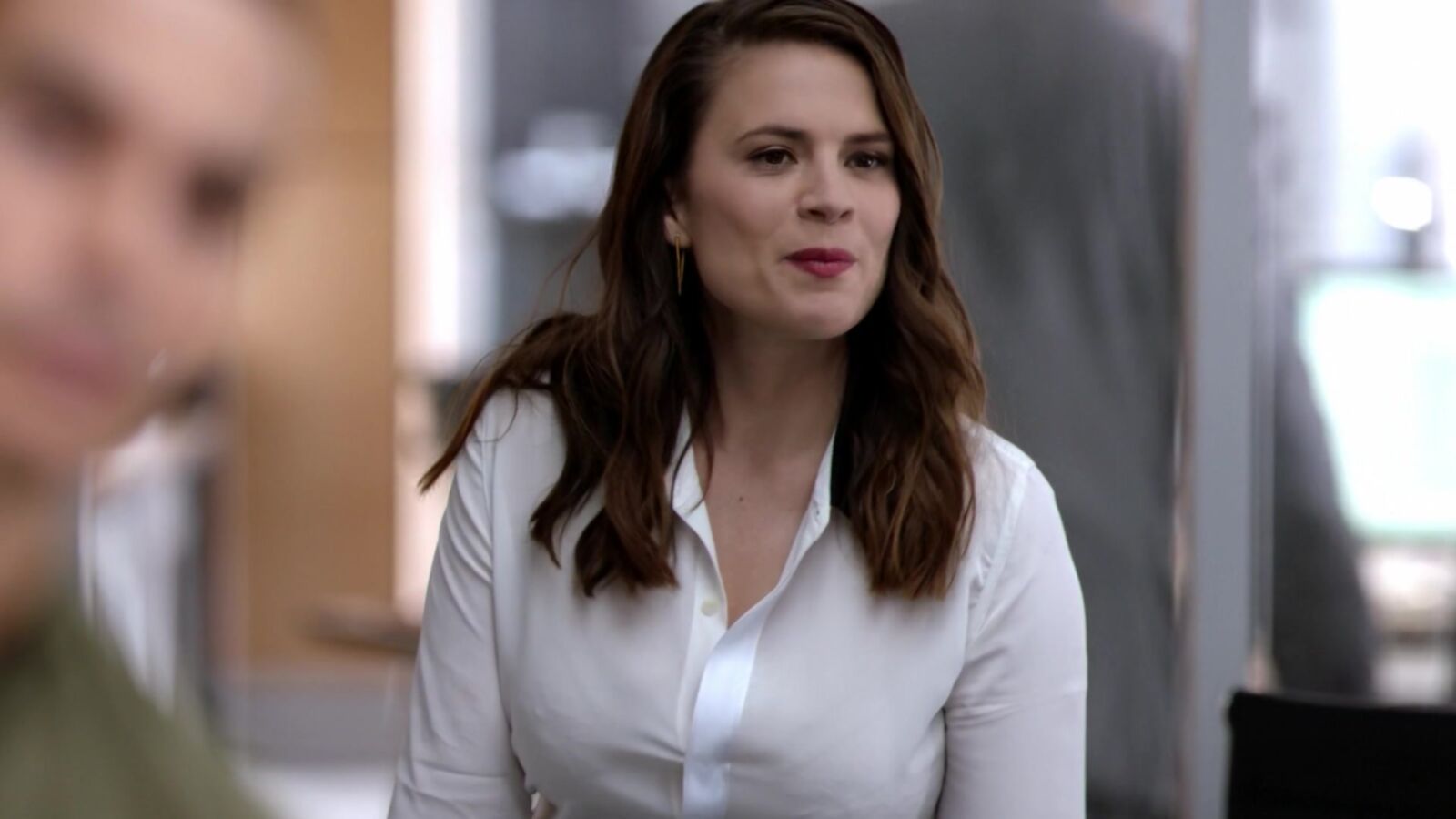 Hayley Atwell - Photos de chemises serrées