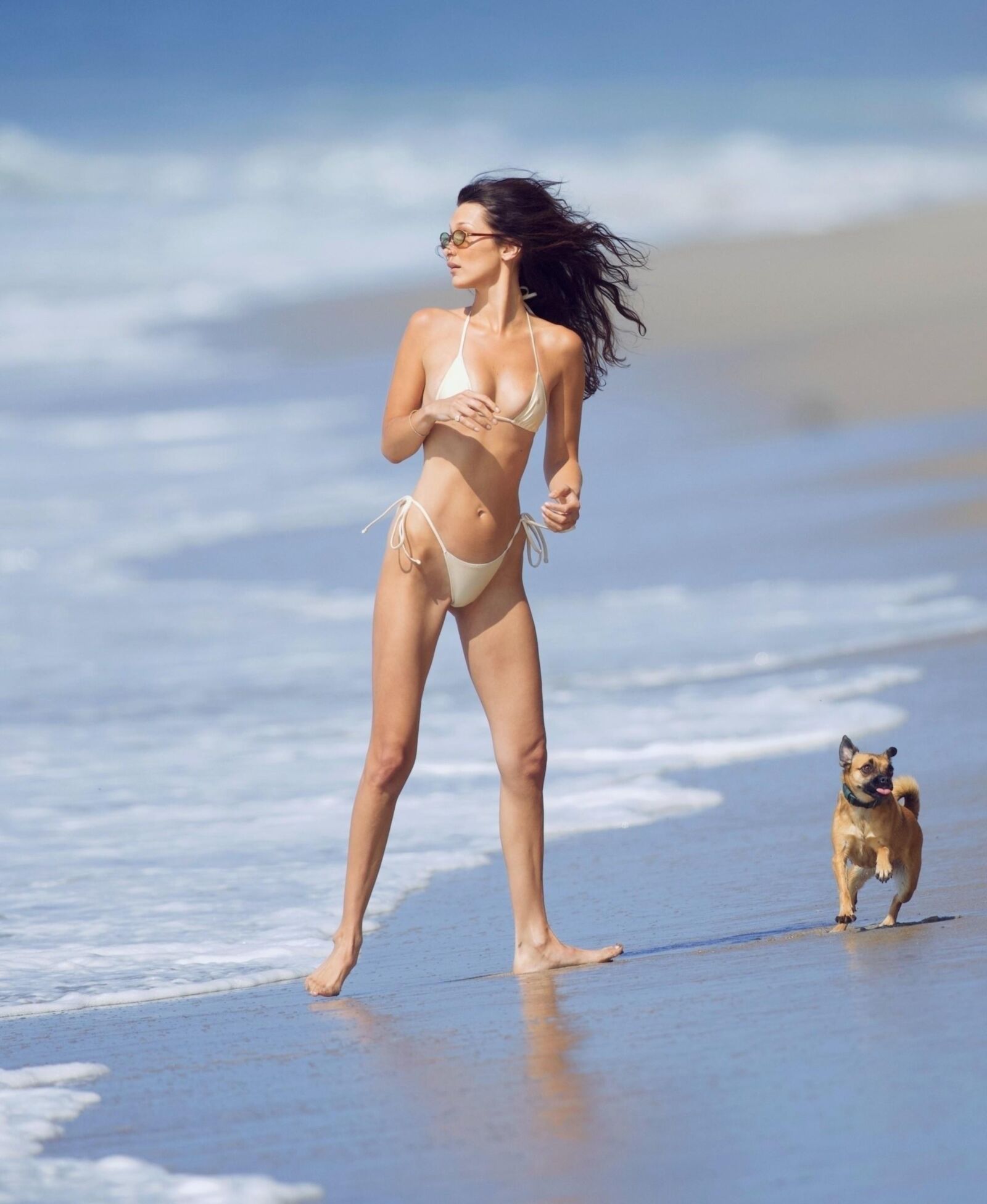 Bella Hadid en bikini sexy sur une plage de Malibu