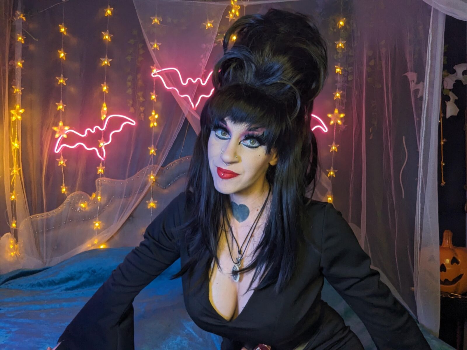 Jessica Nova als Elvira