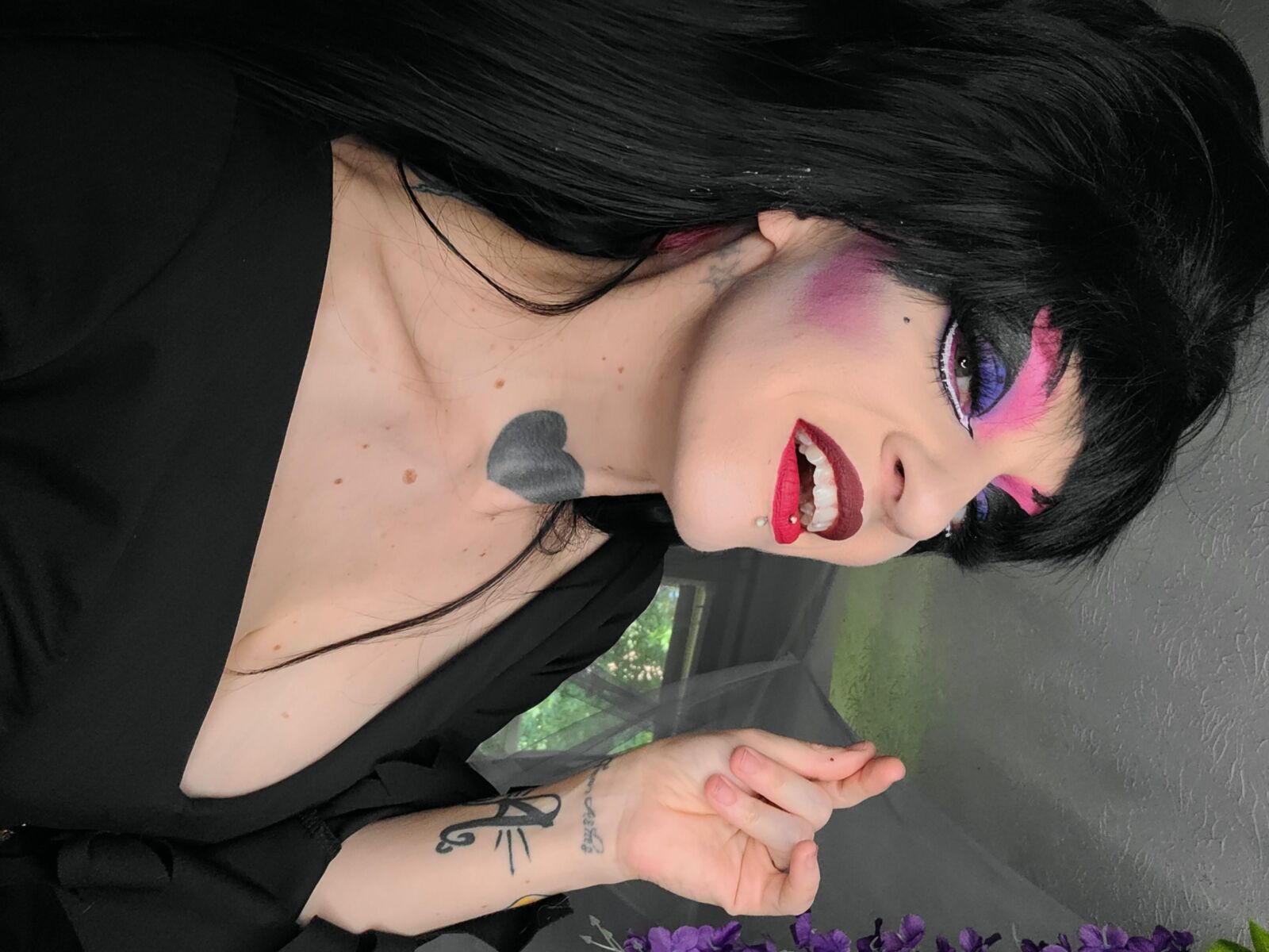 Jessica Nova als Elvira