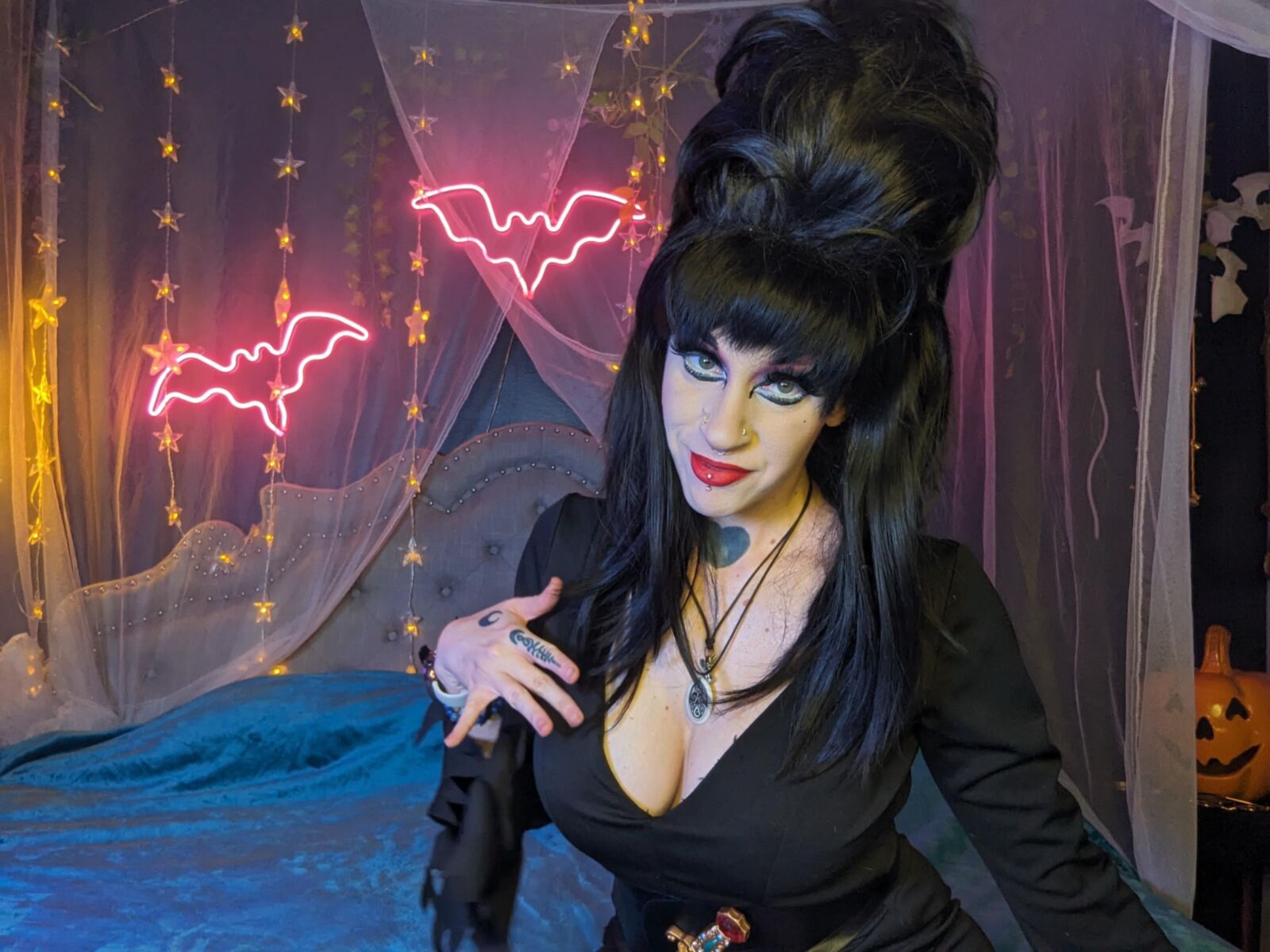 Jessica Nova als Elvira