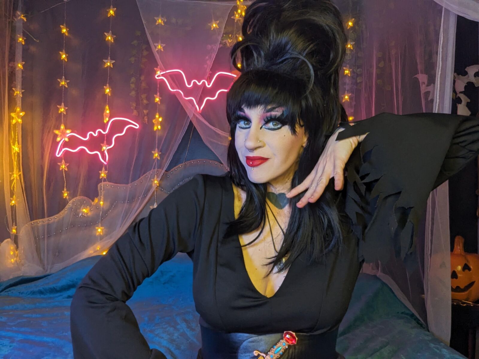 Jessica Nova als Elvira