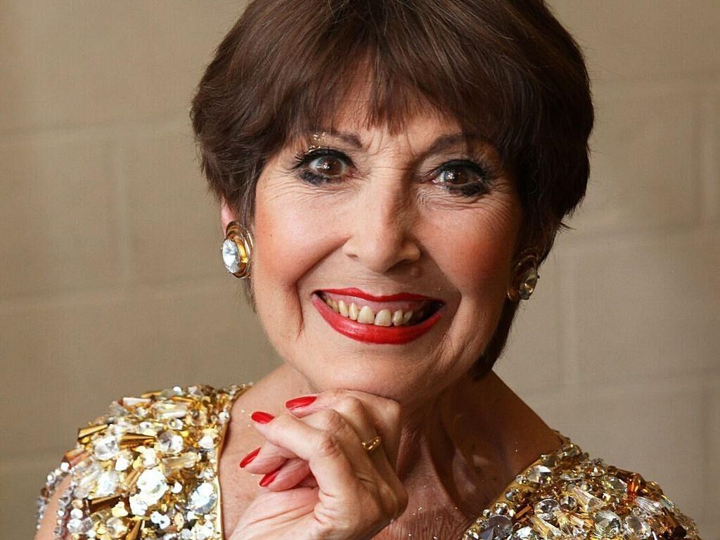 Desfrute de uma punheta com ANITA HARRIS