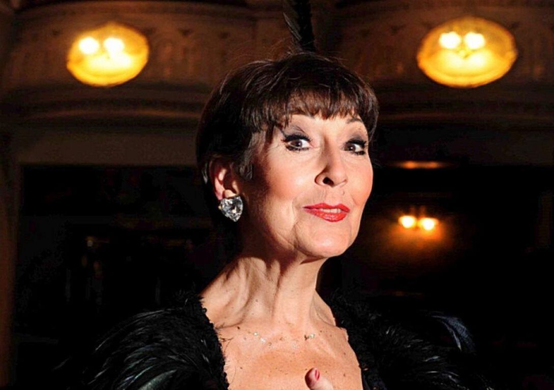 Desfrute de uma punheta com ANITA HARRIS