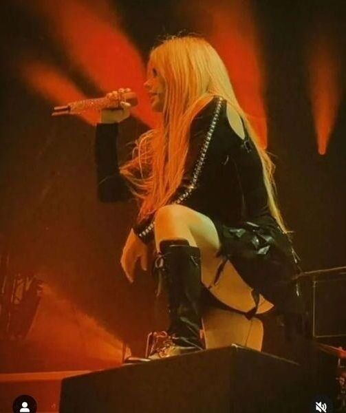 Avril Lavigne saias 2