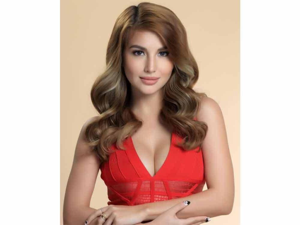 Atriz filipina Nathalie Hart