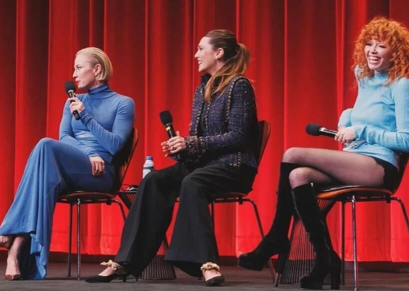 Elizabeth Olsen, Carrie Coon, Natasha Lyonne em meia-calça