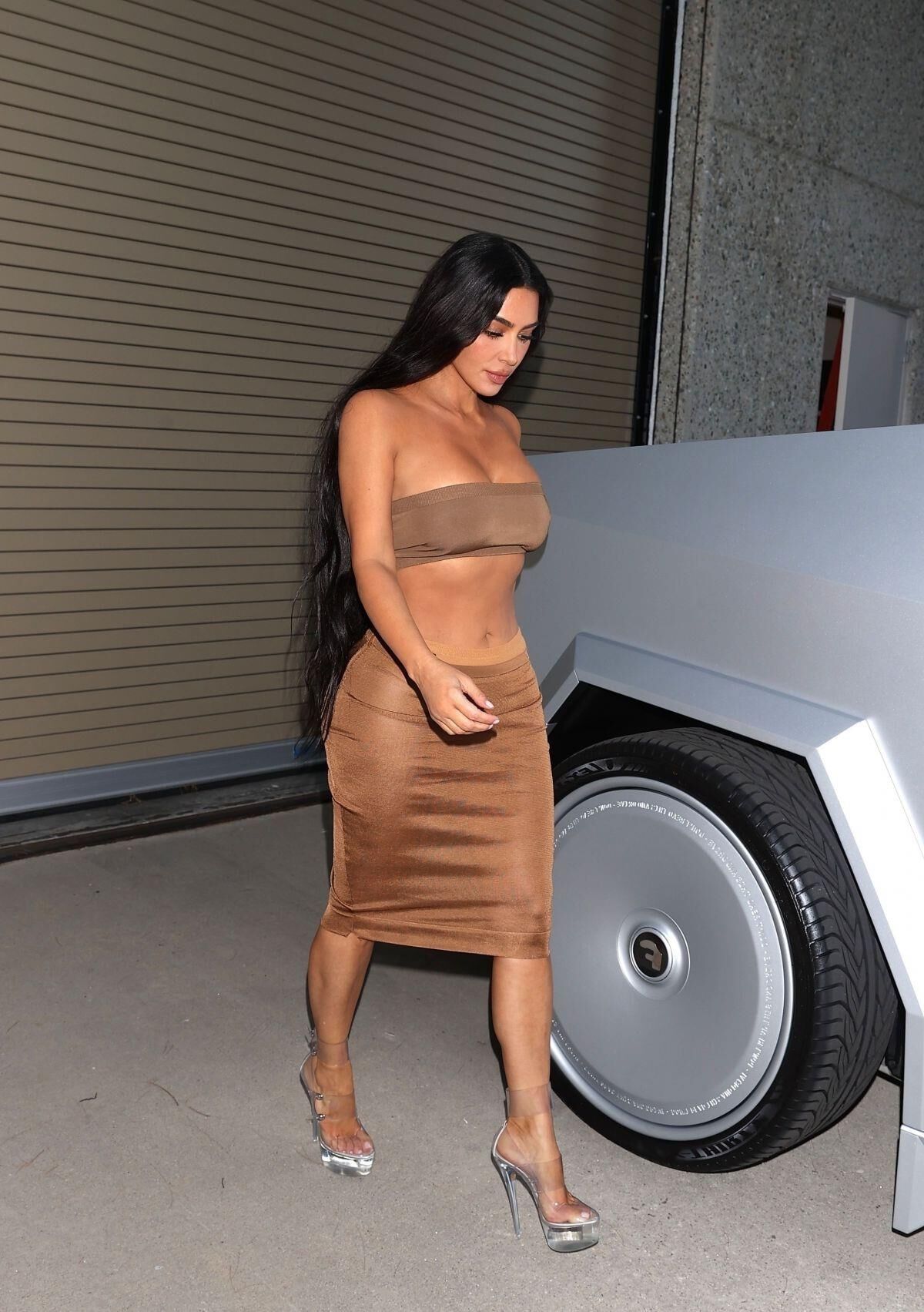 O CORPO DE KIM KARDASHIAN BRILHA EM CALABASAS: BUSTY E BOOTY