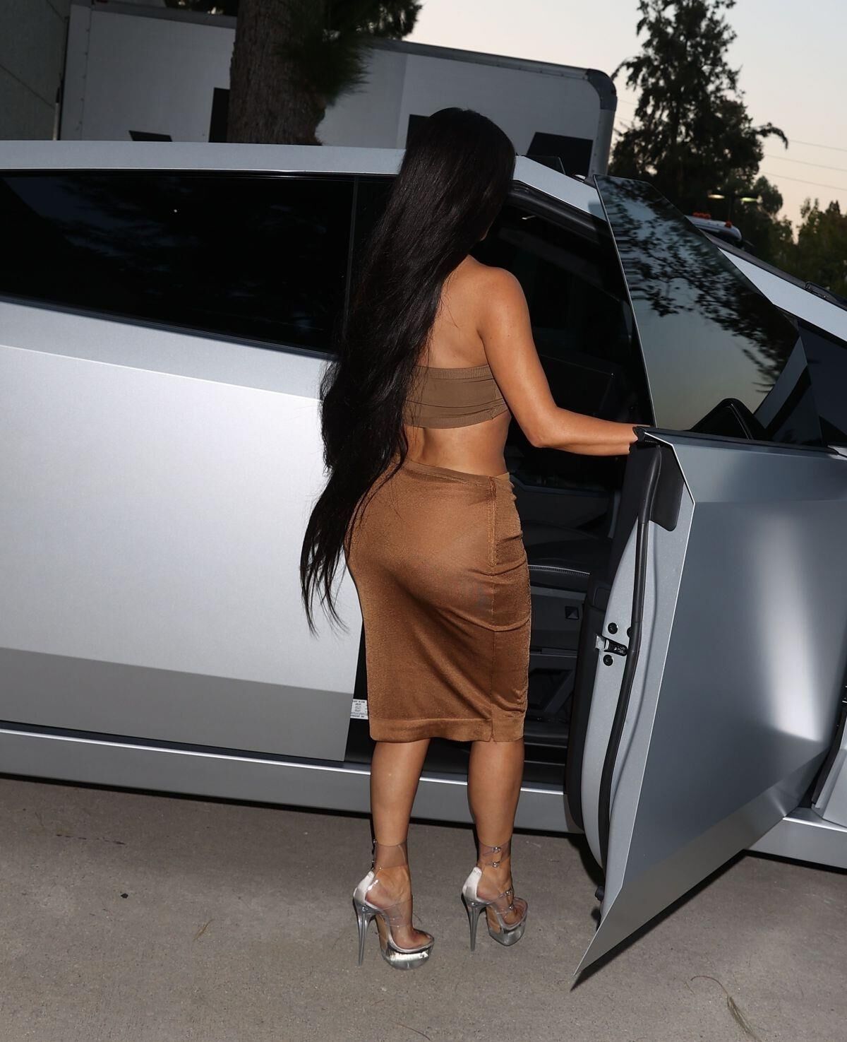 KIM KARDASHIAN’S BODY SHINES IN CALABASAS: BUSTY AND BOOTY