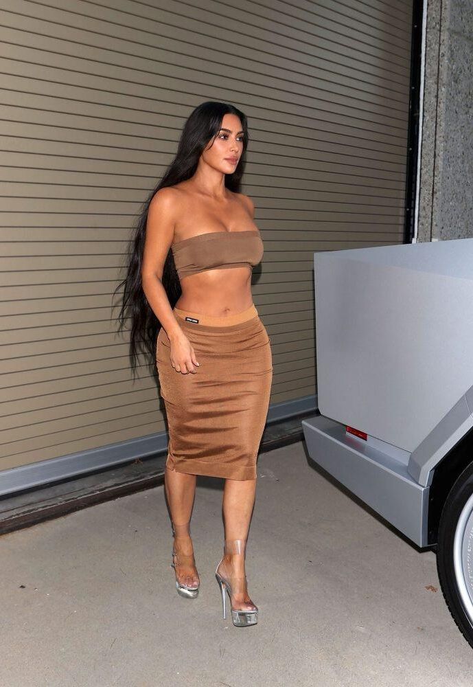 KIM KARDASHIAN’S BODY SHINES IN CALABASAS: BUSTY AND BOOTY