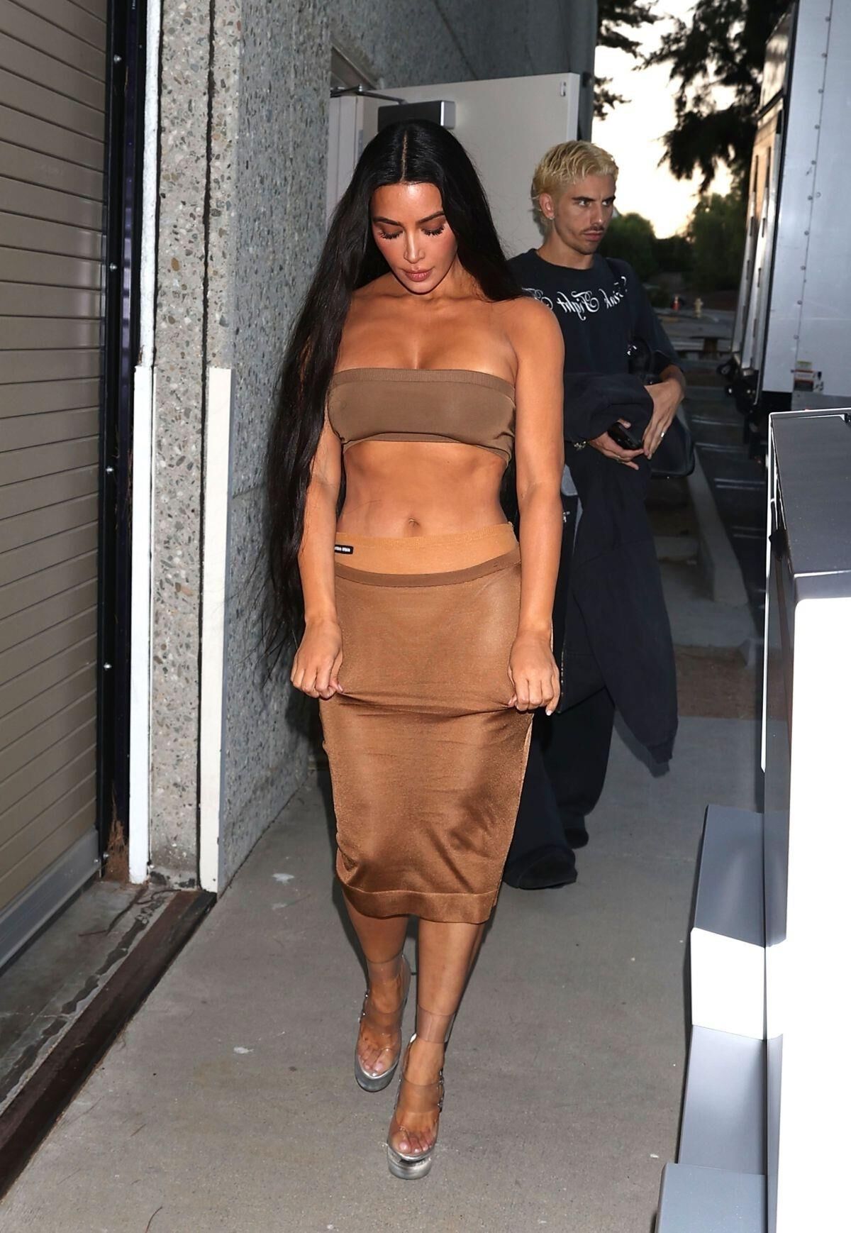 O CORPO DE KIM KARDASHIAN BRILHA EM CALABASAS: BUSTY E BOOTY