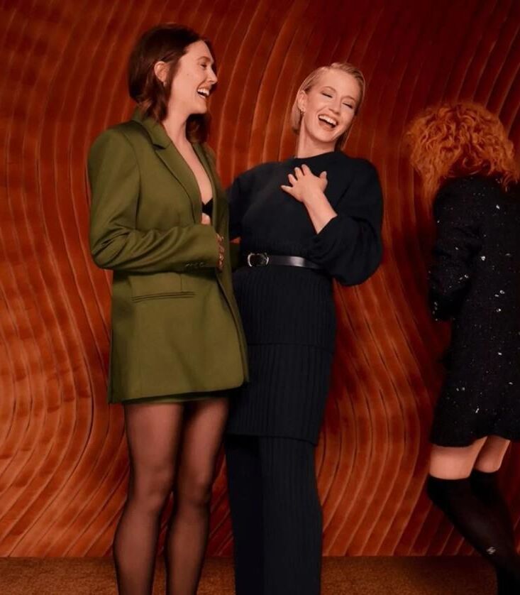 Elizabeth Olsen, Carrie Coon, Natasha Lyonne em meia-calça