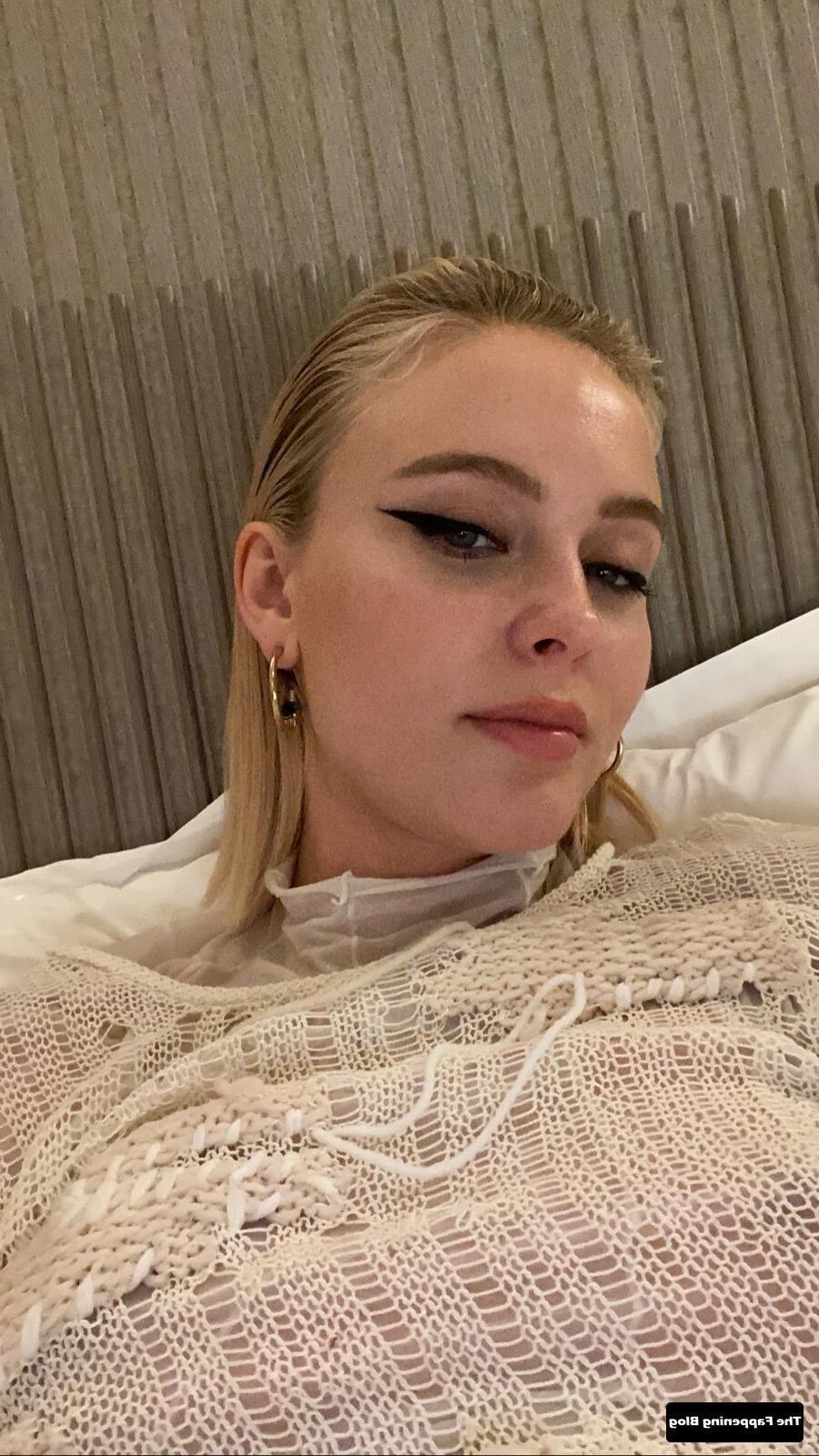 Zara Larsson escancarada com o cu