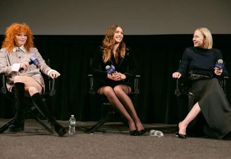 Elizabeth Olsen, Carrie Coon, Natasha Lyonne em meia-calça