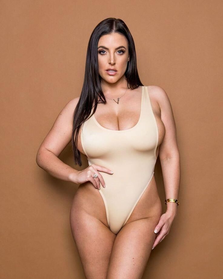 Angela White, não nua, elegante, sabe como nos desencadear