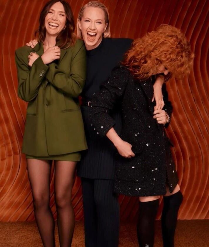 Elizabeth Olsen, Carrie Coon, Natasha Lyonne em meia-calça