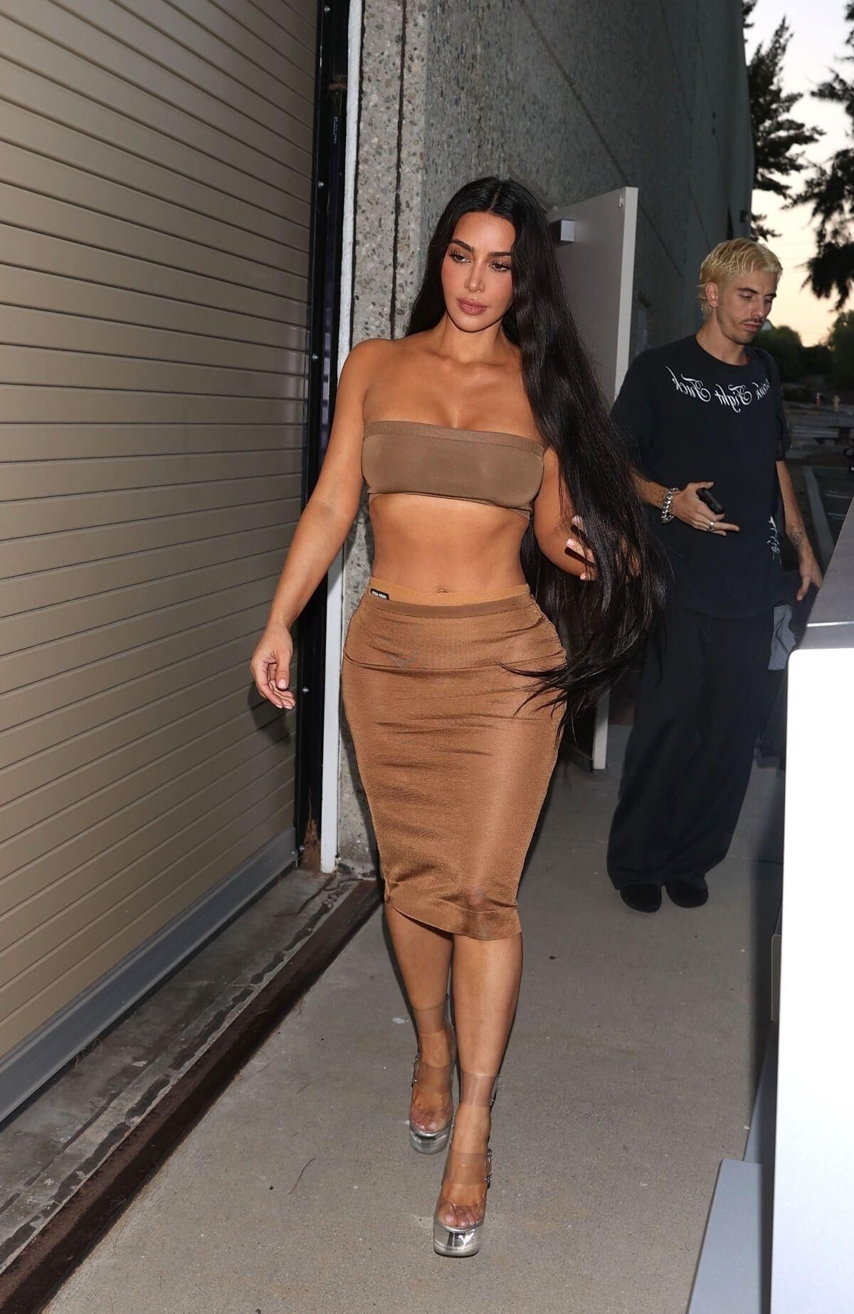 KIM KARDASHIAN’S BODY SHINES IN CALABASAS: BUSTY AND BOOTY