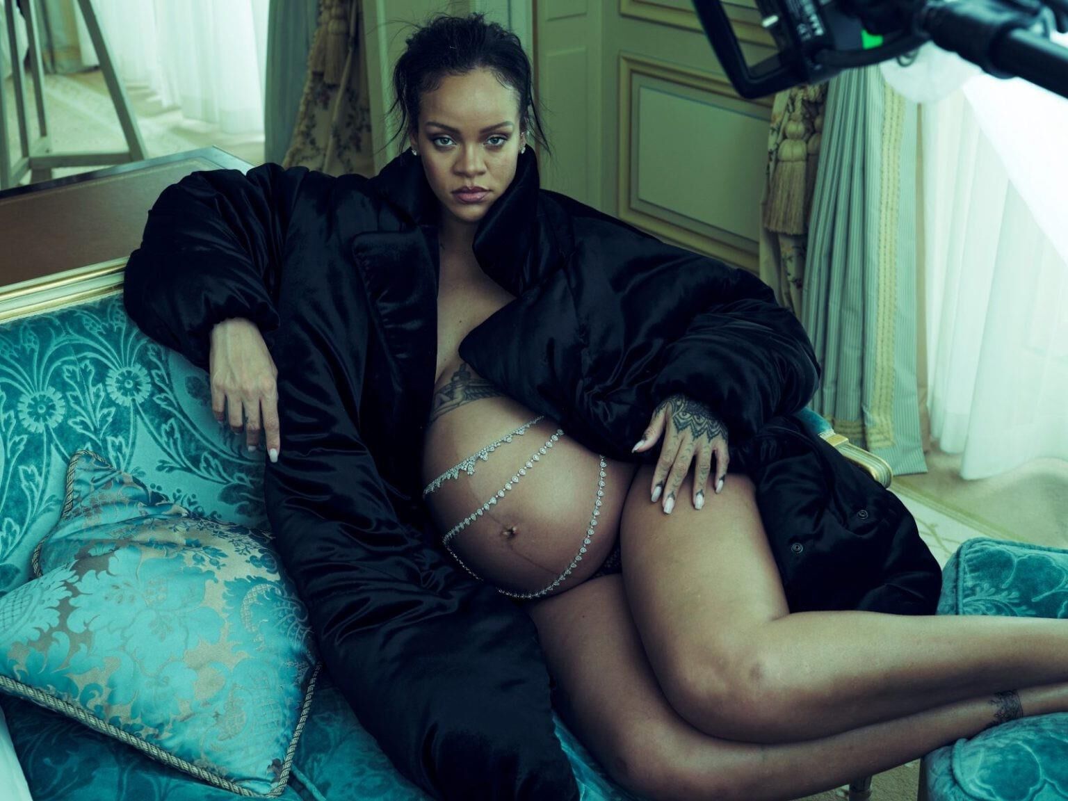 RIHANNA DESCOBERTA PEITOS E MAMILOS EM TOPLESS EM VOGA PROVOCATIVA