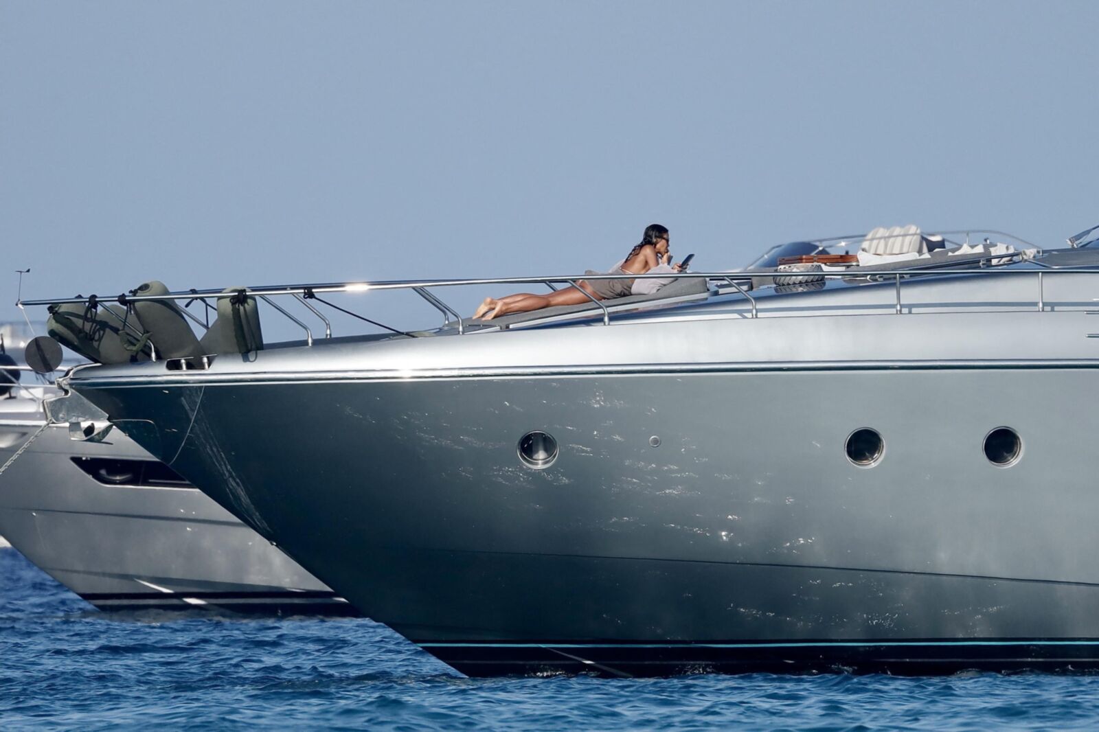 Emma Weymouth im Bikini auf einer Luxusyacht in Saint Tropez