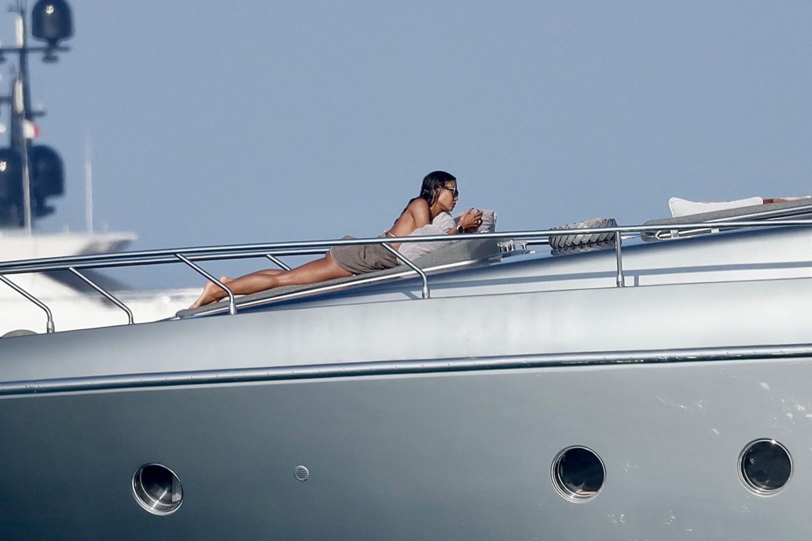 Emma Weymouth im Bikini auf einer Luxusyacht in Saint Tropez