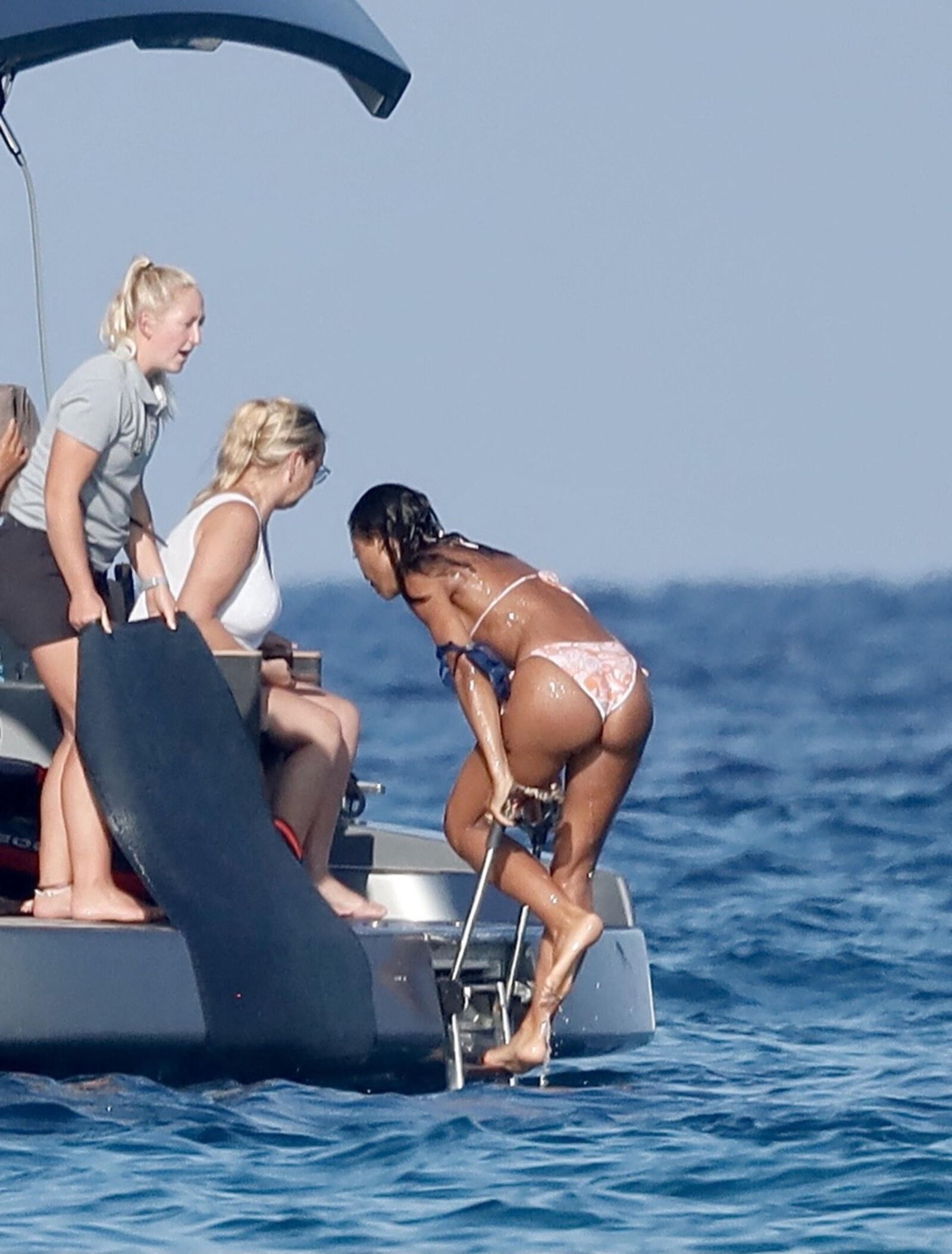 Emma Weymouth im Bikini auf einer Luxusyacht in Saint Tropez