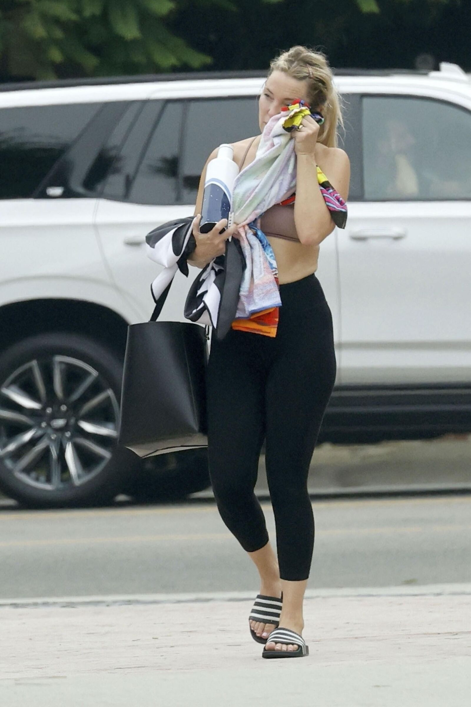 Kate Hudson verlässt am 27.09.2024 das Fitnessstudio in Los Angeles