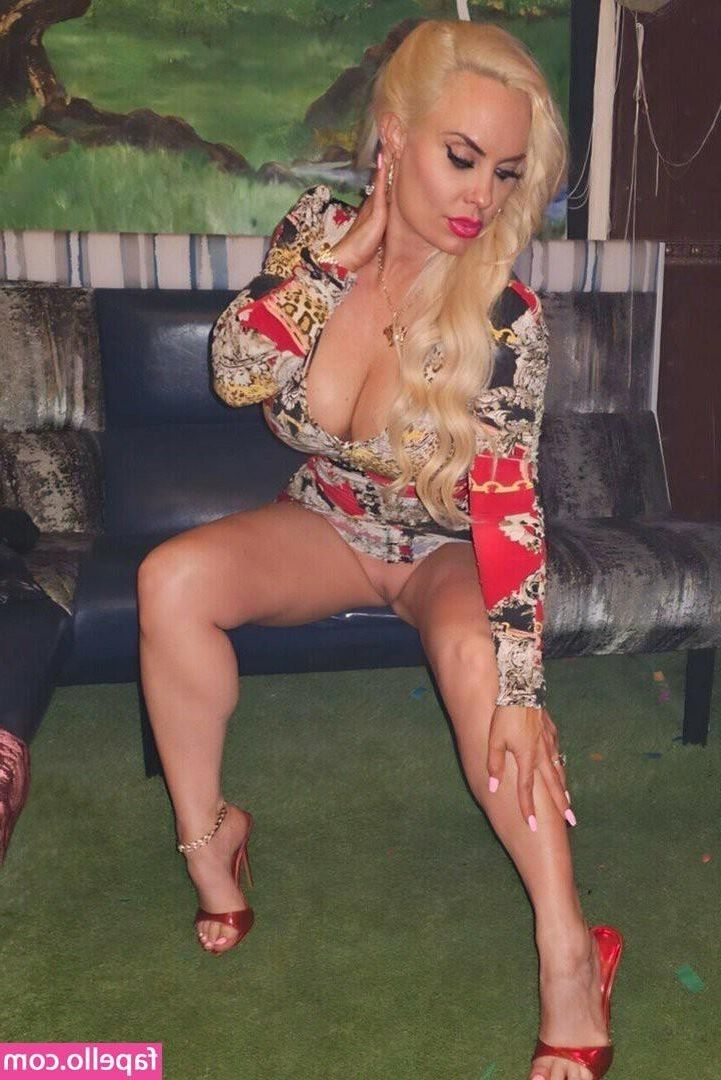 Nicole Coco Austin 9