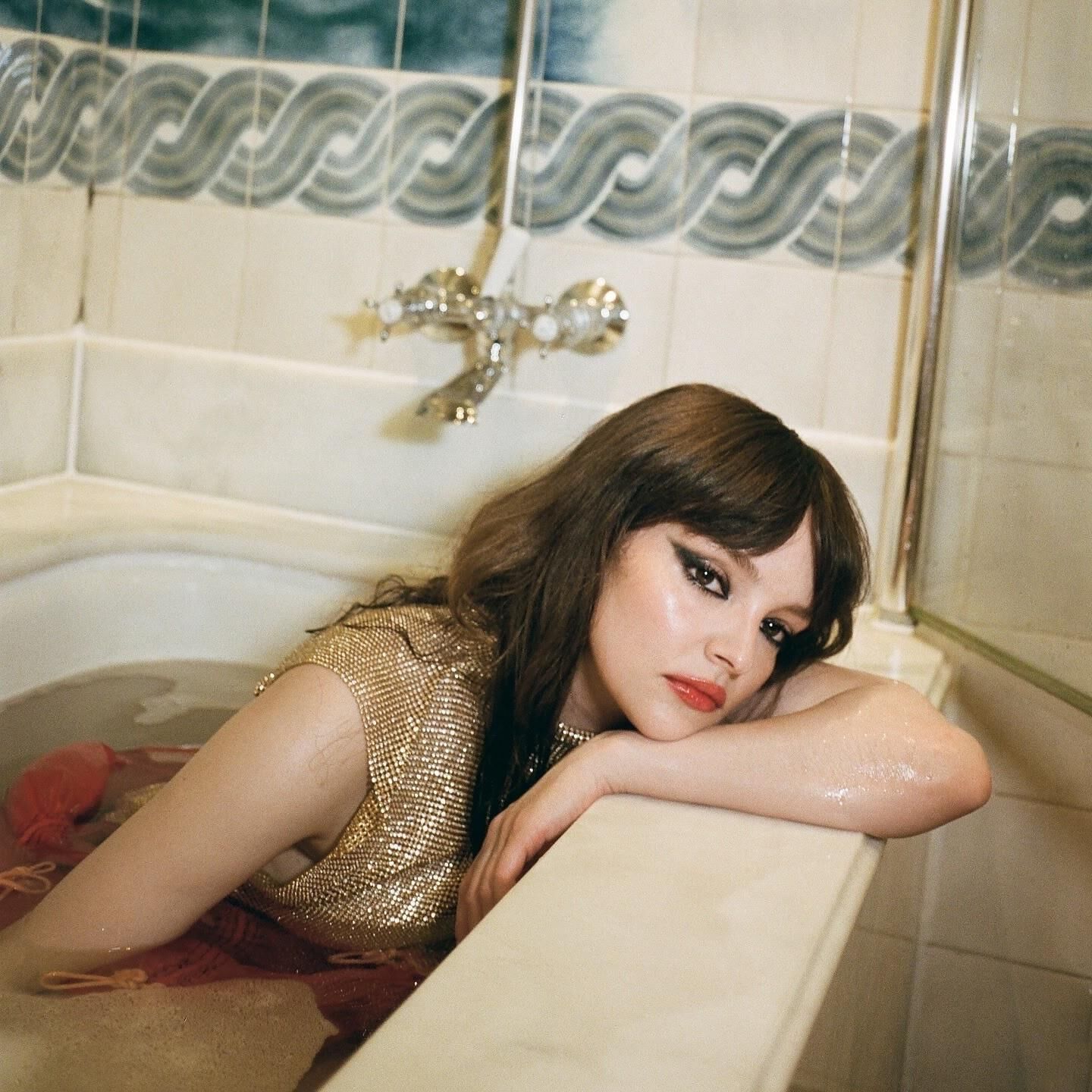 Lauren Mayberry tan tan sexy