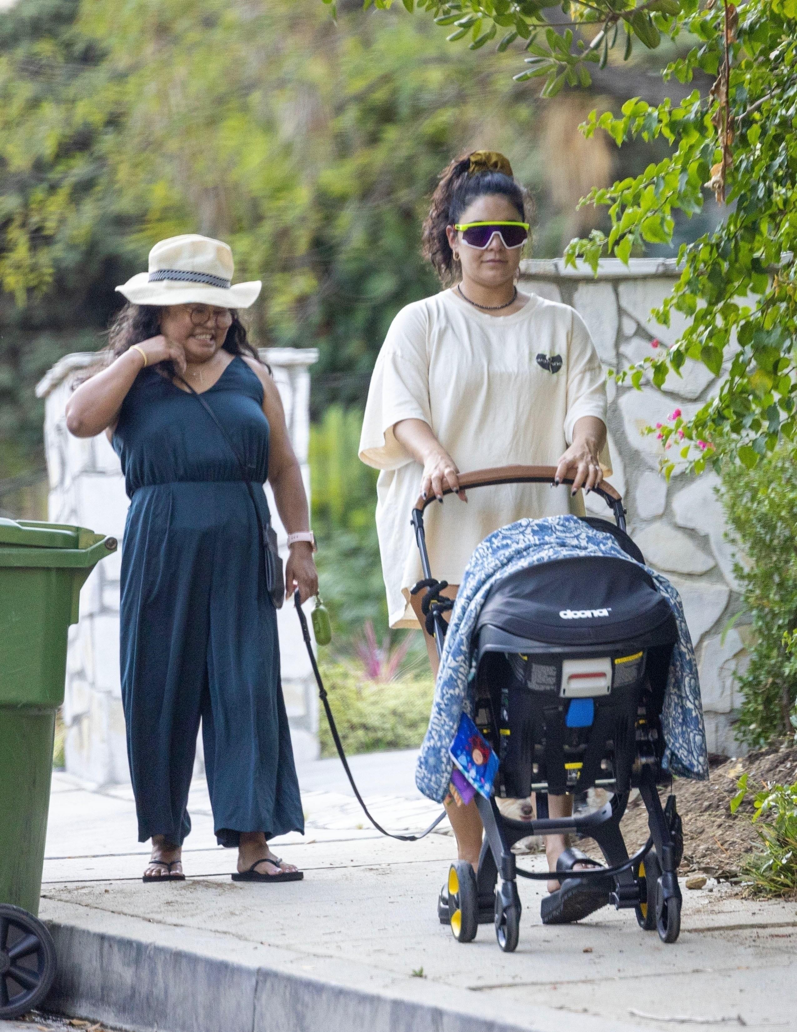 Vanessa Hudgens sai para passear em Los Angeles