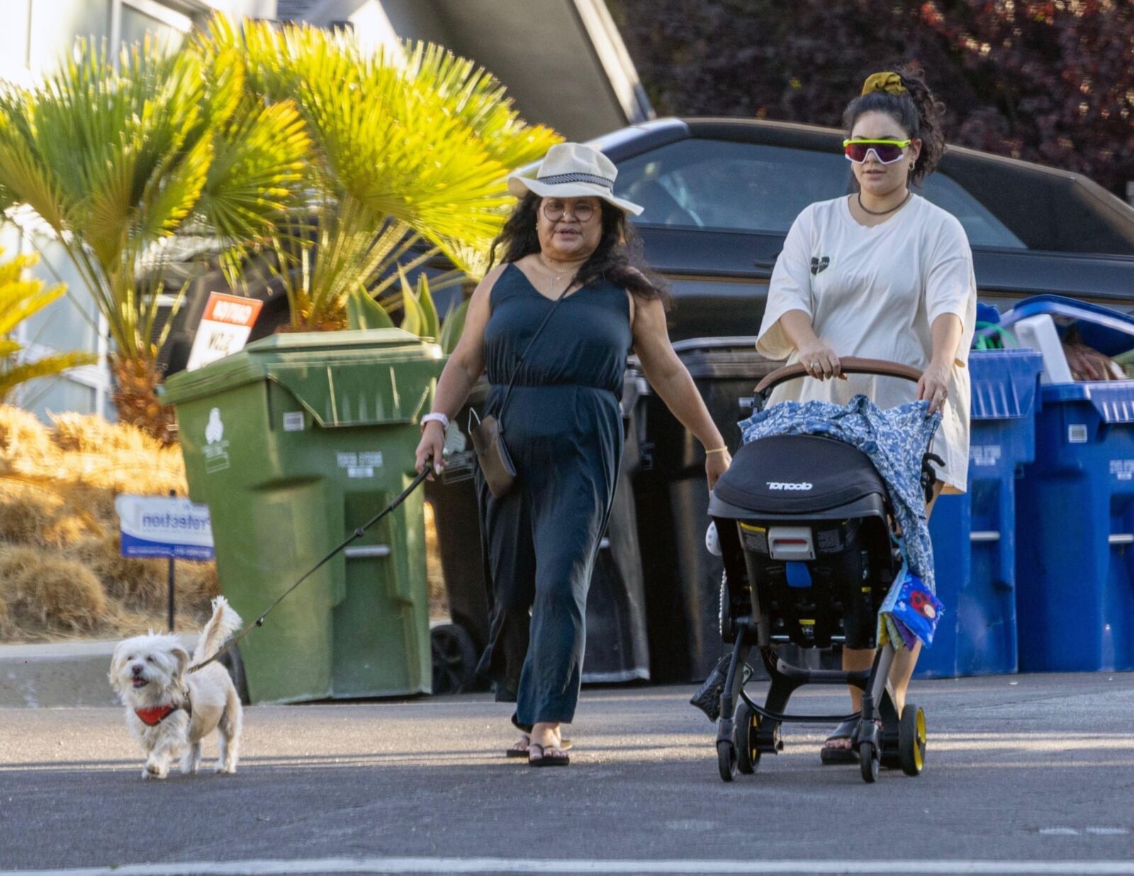 Vanessa Hudgens sai para passear em Los Angeles